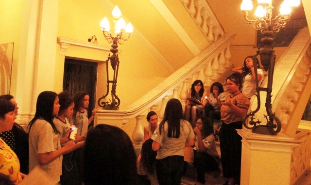 Equipes reunidas para juntar as pistas encontradas na primeira etapa da "investigação"