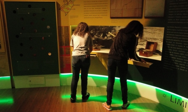 Procurando pistas pelos salões do MAST