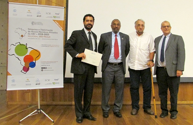 O novo afiliado Diogo Soares Pinto recebe seu diploma