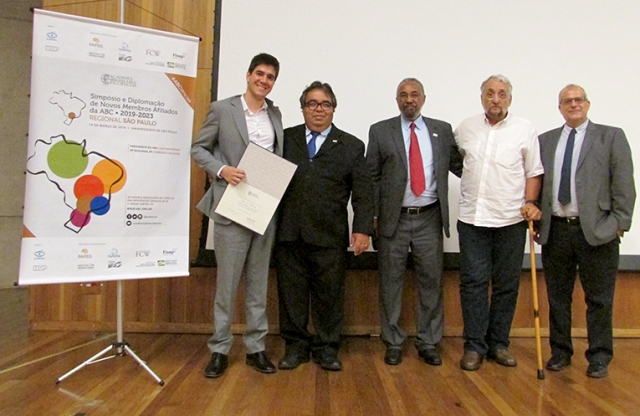 O novo afiliado Gustavo Wiederhecker recebe seu diploma