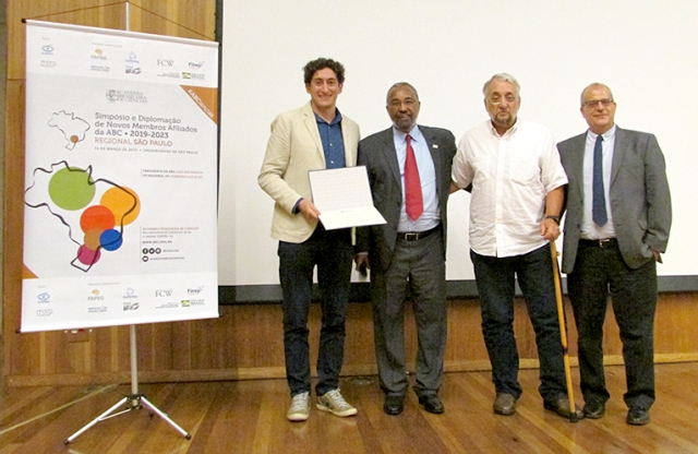 O novo afiliado Thiago Alegre recebe seu diploma