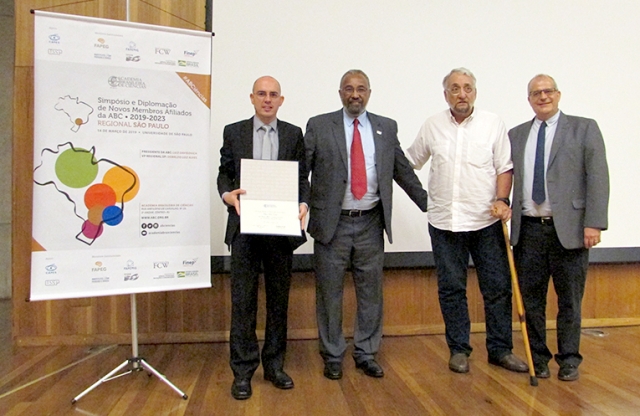 O novo afiliado Mateus Cardoso recebe seu diploma