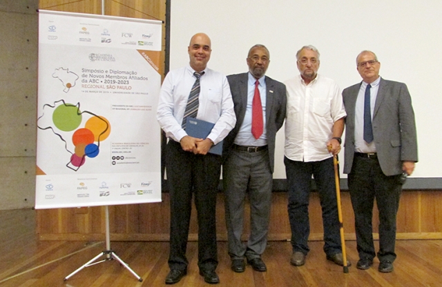 O novo afiliado, para o período de 2018 a 2022, Rafael Vasconcelos recebe seu diploma