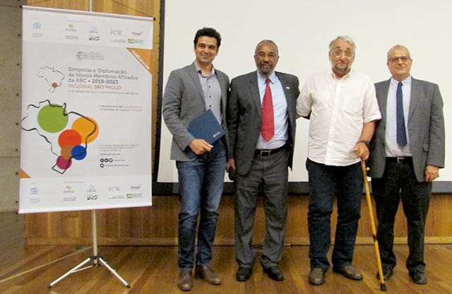 O novo afiliado Tiago Pereira recebe seu diploma