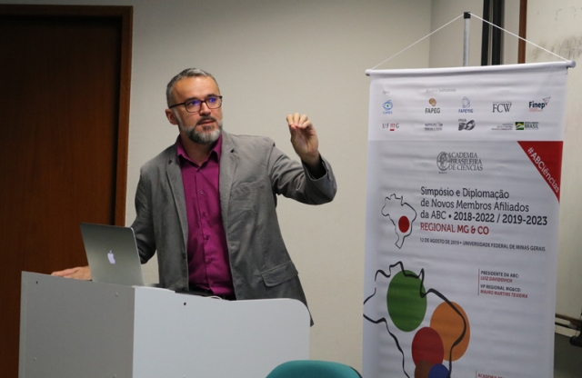 Carlo José Freire de Oliveira (UFTM)