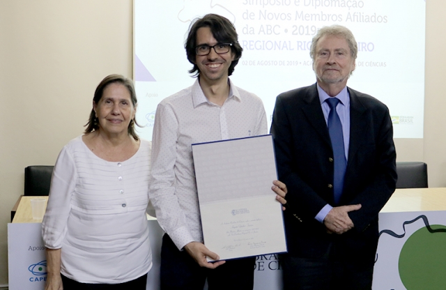 Augusto Teixeira recebendo seu diploma
