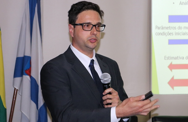 Diego Knupp (UERJ) em sua apresentação