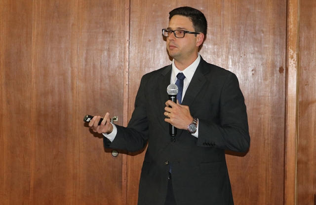 Diego Knupp (UERJ) em sua apresentação