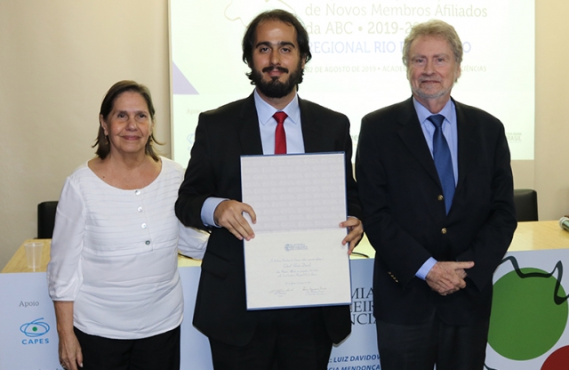 Gabriel Denicol recebendo seu diploma