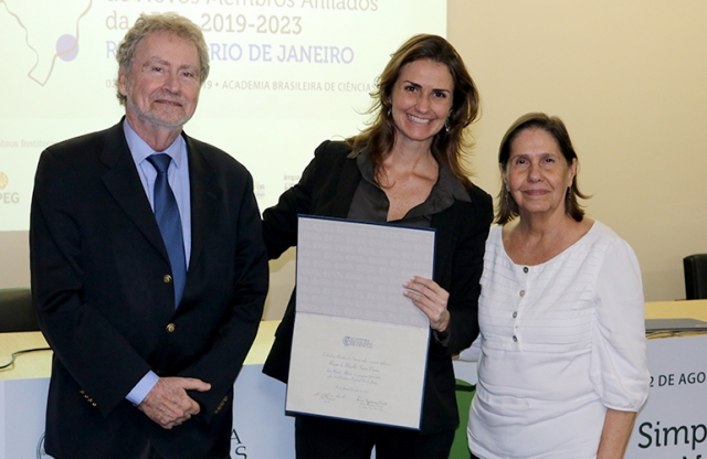 Renata Pereira recebendo seu diploma