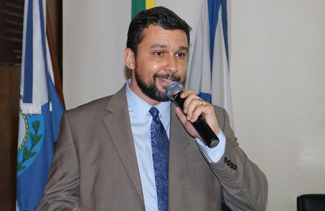 Ricardo Moratelli (Fiocruz) em sua apresentação