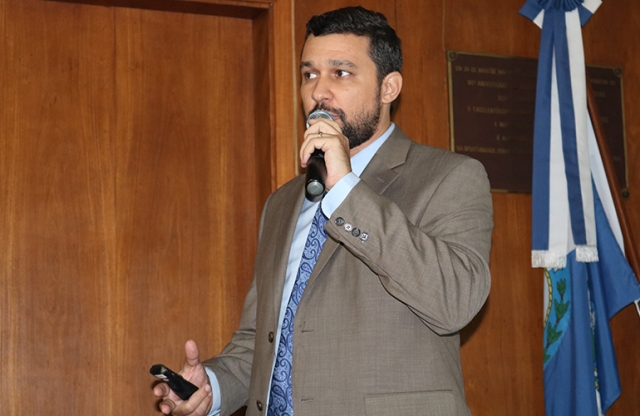 Ricardo Moratelli (Fiocruz) em sua apresentação