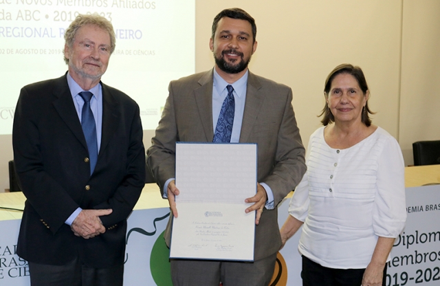 Ricardo da Rocha recebendo seu diploma