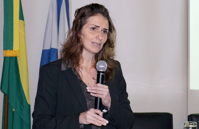 Renata Pereira (UFRJ) em sua apresentação