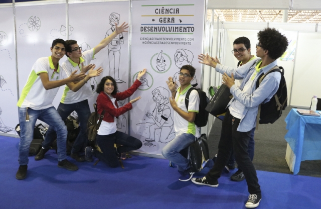Grupo escolar empolgado após assistir aos vídeos do Ciência Gera Desenvolvimento