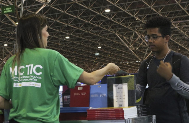 Publicações da ABC sendo distruibuídas