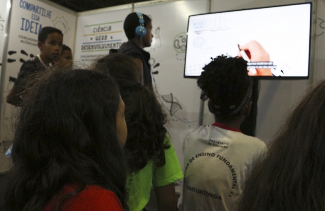 Jovens estudantes assistindo aos vídeos do Ciência Gera Desenvolvimento