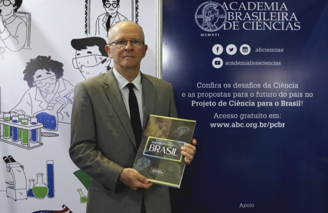 Acadêmico Elíbio Rech apresentando a publicação do centenário da ABC