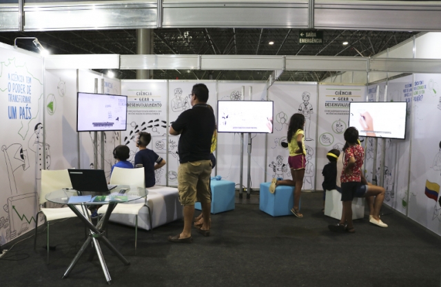 Público do estande da ABC