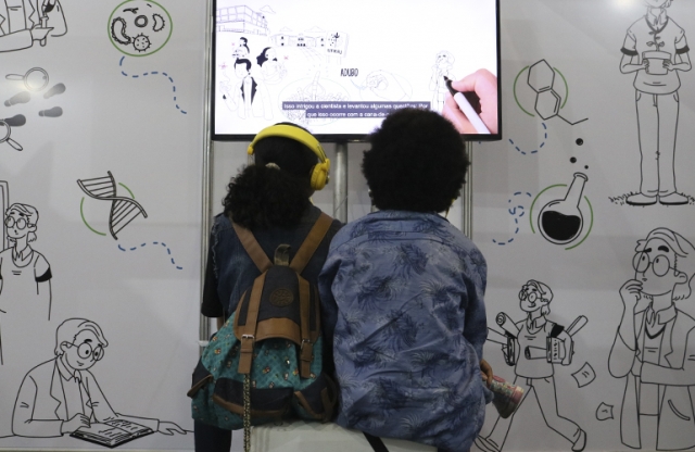 Estudantes assistindo ao vídeo sobre Johanna Döbereiner